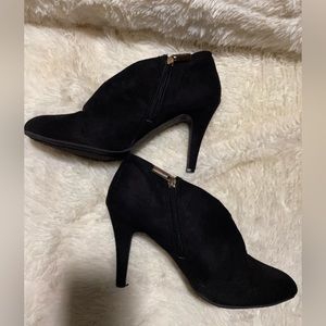 Ladies black heels.